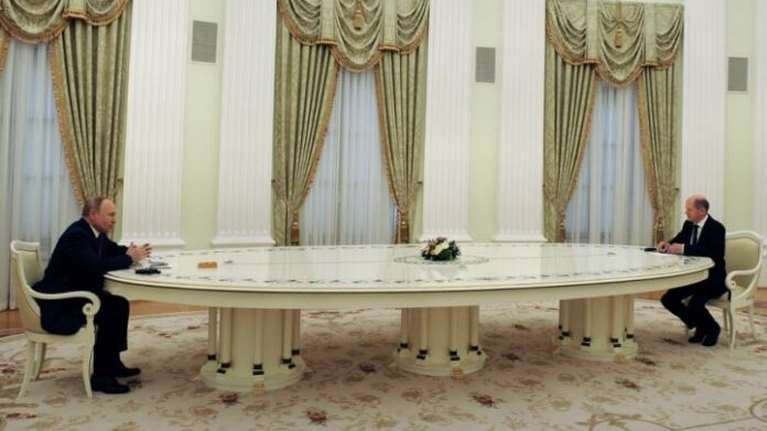 Ο Σολτς αποκαλύπτει το παρασκήνιο από τη συνάντησή του με τον Πούτιν στο μακρύ λευκό τραπέζι: "Περίεργη κατάσταση"