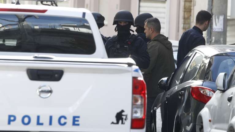 Περιστέρι: Έληξε το θρίλερ - Απομακρύνθηκε ο ταμπουρωμένος άνδρας από το σπίτι του ψυχιάτρου