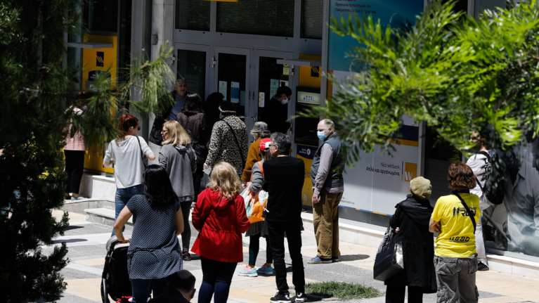 Μεγάλες ουρές έξω από τράπεζες και ΕΥΔΑΠ και σήμερα [βίντεο]