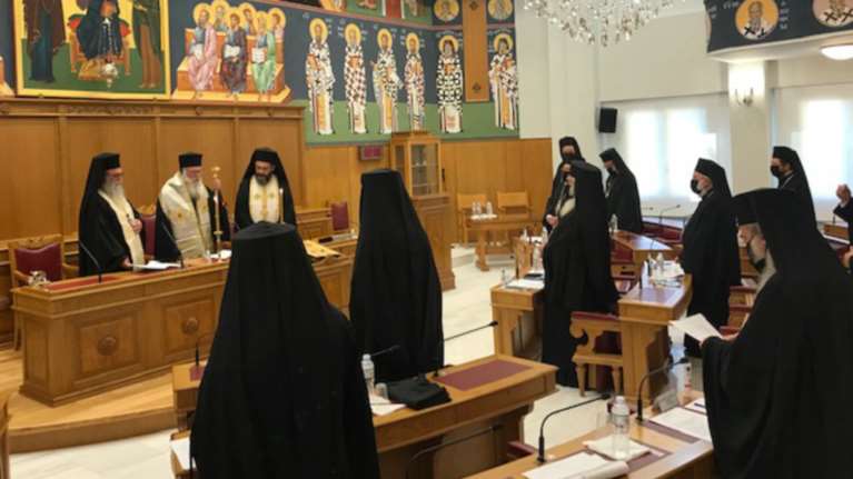 Ιερά Σύνοδος: Θα παρακολουθεί (προς το παρόν) το ζήτημα του γάμου των ομόφυλων ζευγαριών