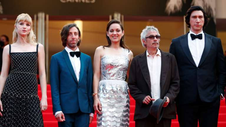 Το glam επέστρεψε στις Κάννες: Η Μαριόν Κοτιγιάρ με Chanel γοργονέ φόρεμα