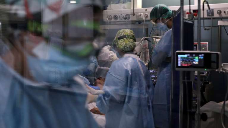 Ξεκληρίστηκε ανεμβολίαστη οικογένεια στις Σέρρες: Πρώτα πέθαναν από κορονοϊό πατέρας και κόρη - Μετά η μάνα