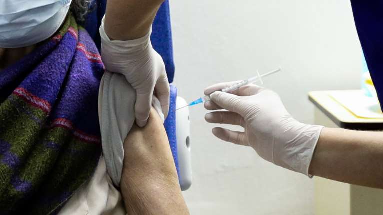 Θεμιστοκλέους: Θα φτάσουμε άνετα στον εμβολιασμό του 70% του πληθυσμού - Πιθανή υστέρηση στους άνω των 80 ετών