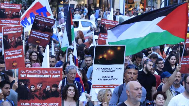 Συναυλία αλληλεγγύης του ΠΑΜΕ στον παλαιστινιακό λαό: Γέμισε η πλατεία Συντάγματος