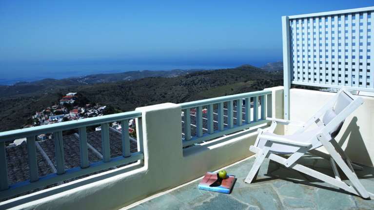 Σπίτι για να αποδράσεις: Το εξοχικό ενός φωτογράφου στη Τζια με την ασύγκριτη θέα