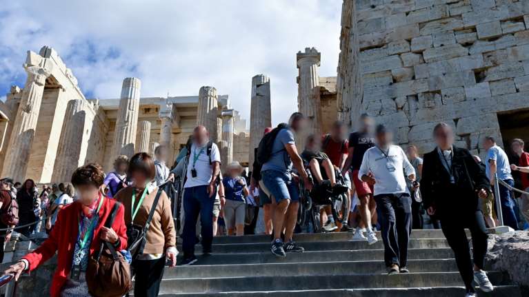 Ντροπιαστικές εικόνες στην Ακρόπολη: Τουρίστες με αναπηρία μεταφέρονται στα χέρια λόγω βλάβης του ανελκυστήρα