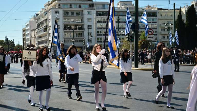 28η Οκτωβρίου: Με σύμμαχο τον καλό καιρό η μαθητική παρέλαση στην Αθήνα - Πλήθος κόσμου στο Σύνταγμα [εικόνες]