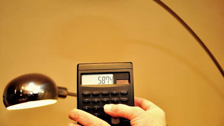 Λογαριασμοί ρεύματος: Κίνδυνος νέων αυξήσεων στις λοιπές χρεώσεις - Το δίλημμα μεταξύ μπλε και πράσινου τιμολογίου