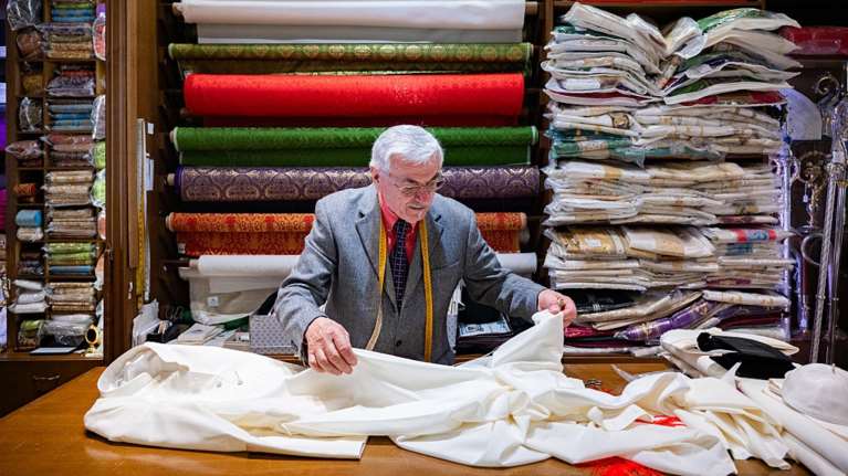 Ο ράφτης του Πάπα: Έχει ντύσει τρεις ποντίφικες και περιμένει τον τέταρτο - &quot;Ίσως έχω ήδη πάρει τα μέτρα του επόμενου&quot;