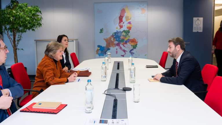 Ανδρουλάκης με την Επίτροπο Φερέιρα για Θεσσαλία, αναστολή golden visa και αυξημένο κόστος στέγασης