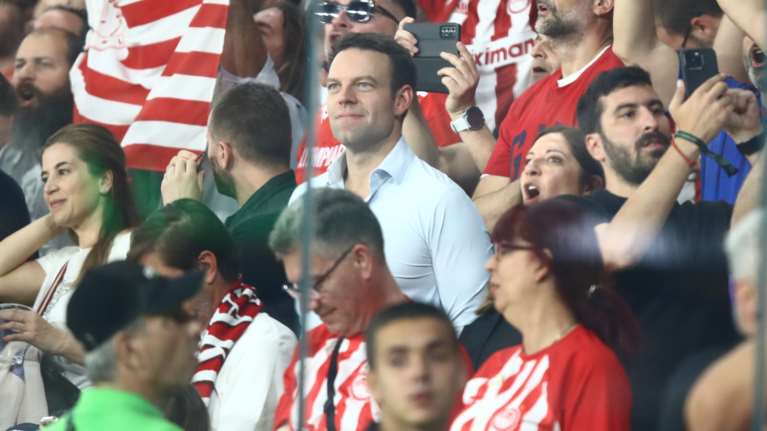 Κασσελάκης: Η στιγμή που οπαδός τον πιάνει από τον λαιμό πανηγυρίζοντας το γκολ του Ολυμπιακού [βίντεο]