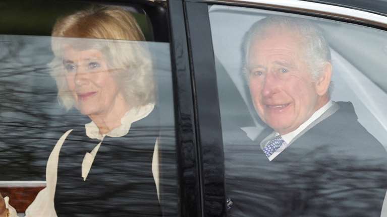 Κάρολος: Οι πρώτες φωτογραφίες του βασιλιά με την Καμίλα μετά τη διάγνωση του καρκίνου - Χαιρετά συγκινημένος