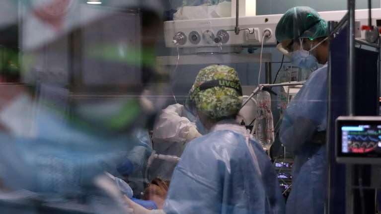 Κορονοϊός: Αύξηση των διασωληνωμένων, έσπασαν το φράγμα των 700 - 2.588 νέα κρούσματα, 52 θάνατοι