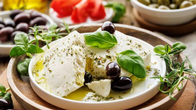 Γιατί εκτοξεύεται συνεχώς η τιμή της φέτας - Πόσο απέχει από το να γίνει... παρμεζάνα