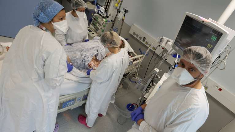 Κορονοϊός: 3.689 νέα κρούσματα και 85 θάνατοι – Στους 670 οι διασωληνωμένοι