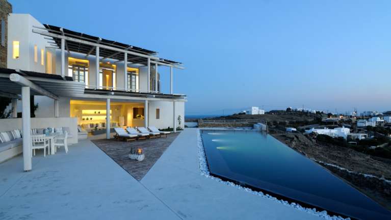 Αιγαίο στον κύβο: Όλη η παράδοση της κυκλαδίτικης αρχιτεκτονικής σε σπίτι στον Ορνό Μυκόνου [Εικόνες]