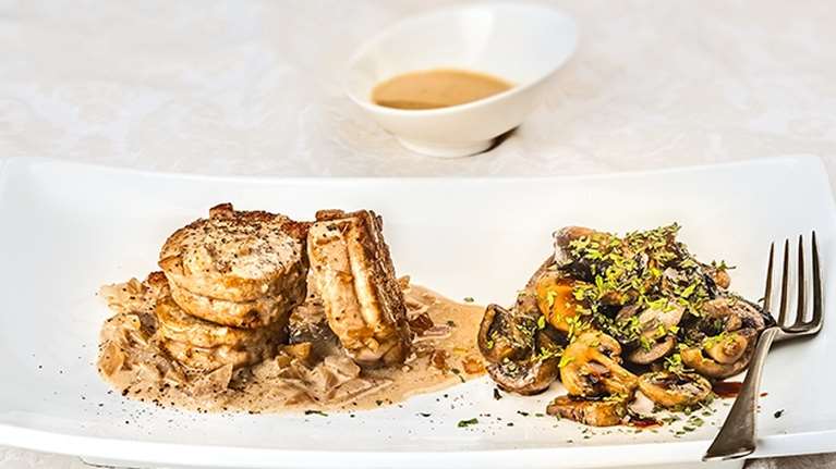 Συνταγή της Αργυρώς Μπαρμπαρίγου: Ψαρονέφρι με ζεστή σαλάτα Portobello και σάλτσα κρέμας