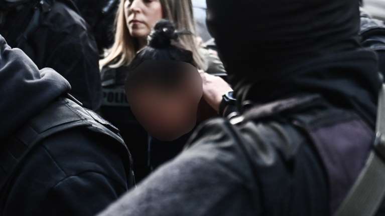 Δολοφονία στη Σαλαμίνα: Προφυλακίστηκε η 46χρονη - Αρνείται ότι σκότωσε την 75χρονη πεθερά της