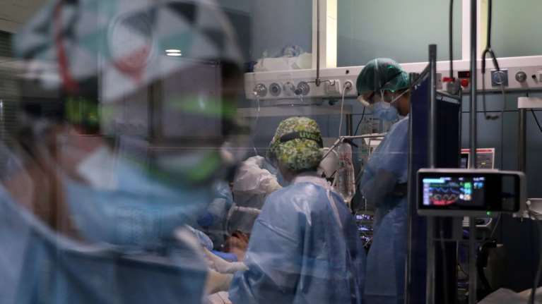 Συναγερμός στα νοσοκομεία της Β. Ελλάδας: Πάνω από 95% οι ανεμβολίαστοι στις ΜΕΘ Μακεδονίας και Θράκης