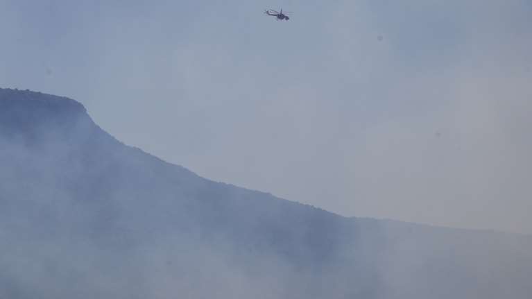 Ενθαρρυντική η εικόνα από τη φωτιά στην Πάρνηθα - Πλέον είναι χωρίς ενεργό μέτωπο - Κίνδυνος οι διάσπαρτες εστίες [βίντεο]