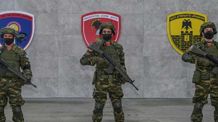 Τι αλλάζει στις Ένοπλες Δυνάμεις: 12μηνη θητεία, εθελοντική στράτευση γυναικών και αυξήσεις σε μισθούς και επιδόματα