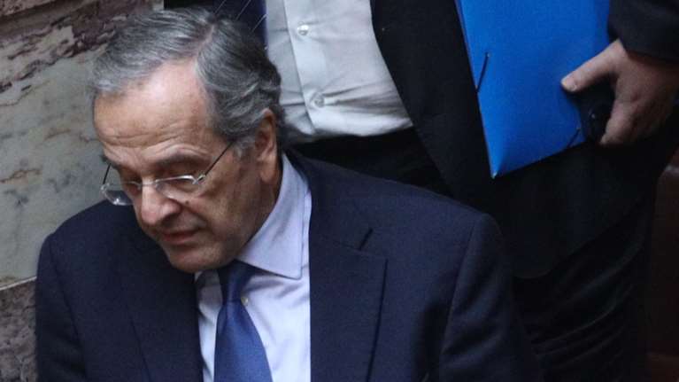 Πέρασε η τροπολογία για την άδεια διαμονής στους μετανάστες- Καταψήφισαν Σαμαράς, Σπαρτιάτες, Νίκη και Βελόπουλος