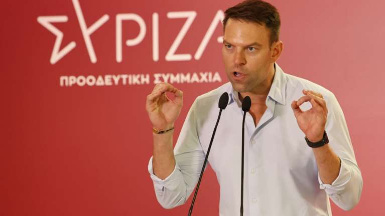 Ο Κασσελάκης υπενθυμίζει τι έλεγε ο Μητσοτάκης για τους φόρους: &quot;1,63 δισ. περισσότεροι φόροι το 2024&quot;