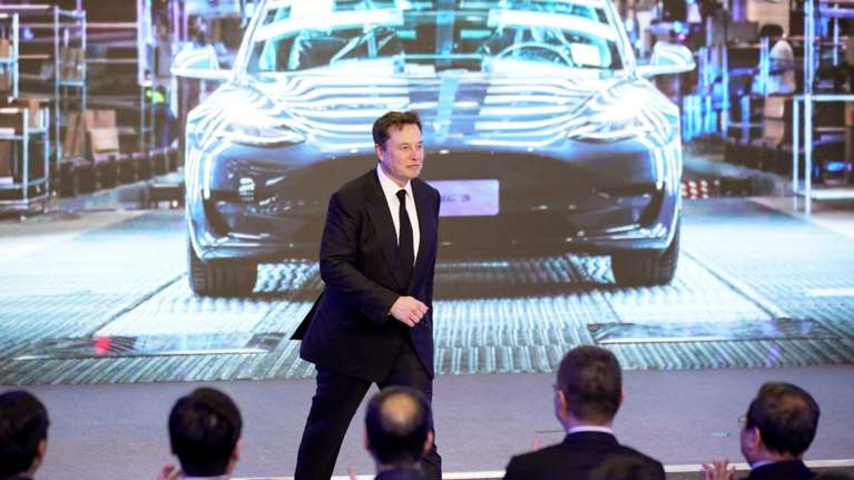Πληροφορίες της WSJ ότι η Tesla ετοιμάζει την αποκαθήλωση του &quot;βασιλιά&quot; της - Οργισμένη διάψευση από τον Μασκ