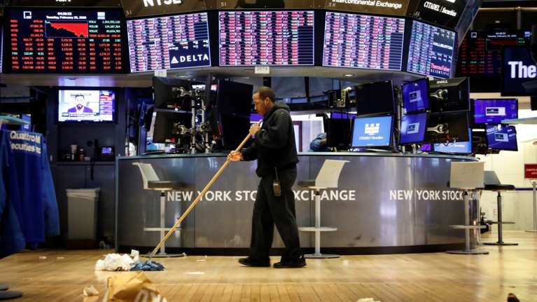 Ο κοροναϊός &quot;μολύνει&quot; την παγκόσμια οικονομία και τον τουρισμό