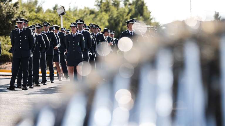 Προεκλογικός μποναμάς Μητσοτάκη σε ένστολους: Το &quot;δώρο&quot; των 600 ευρώ για αστυνομικούς και λιμενικούς