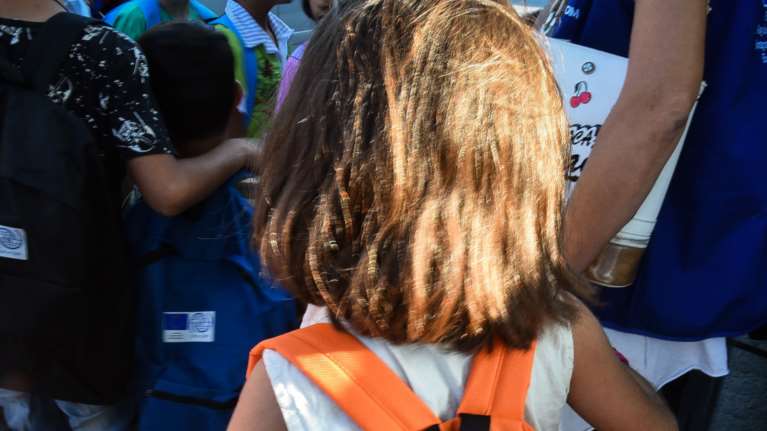 Λιποθυμία 9χρονης από την πείνα: Γροθιά στο στομάχι το κλάμα της μητέρας της - Τους έκοψαν και το ρεύμα [Βίντεο]