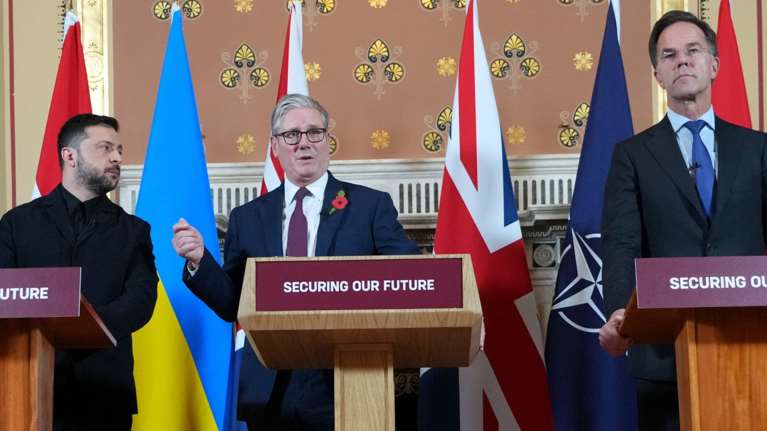 Ο Ζελένσκι ζήτησε όπλα μεγάλου βεληνεκούς και νέες κυρώσεις στη Ρωσία - Πυραύλους και μαχητικά δίνει η &quot;Συμμαχία των Προθύμων&quot;