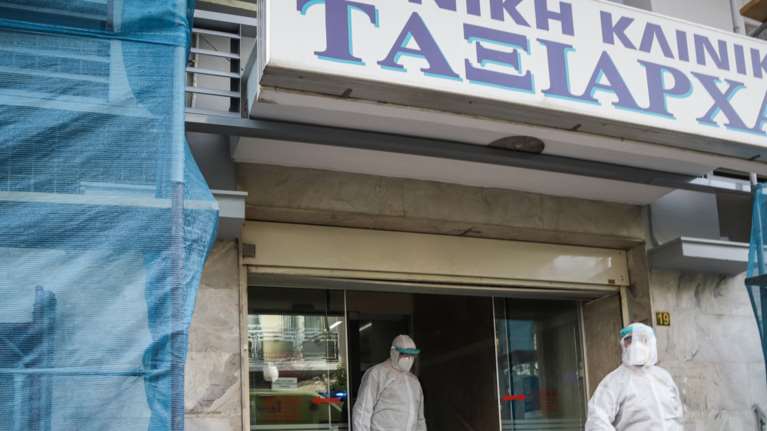 Κορονοϊός: Παρέμβαση εισαγγελέα και για τις δύο κλινικές στην Αττική - Ερευνά κακουργήματα