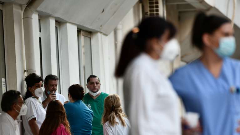 Οσοι υγειονομικοί δεν εμβολιαστούν έως τις 31 Μαρτίου θα απολυθούν- Αυτό είναι το σχέδιο