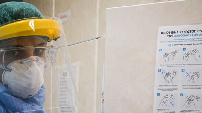 Κορονοϊός: Σοκ με τον θάνατο 50χρονου στο ΝΙΜΤΣ χωρίς υποκείμενα νοσήματα