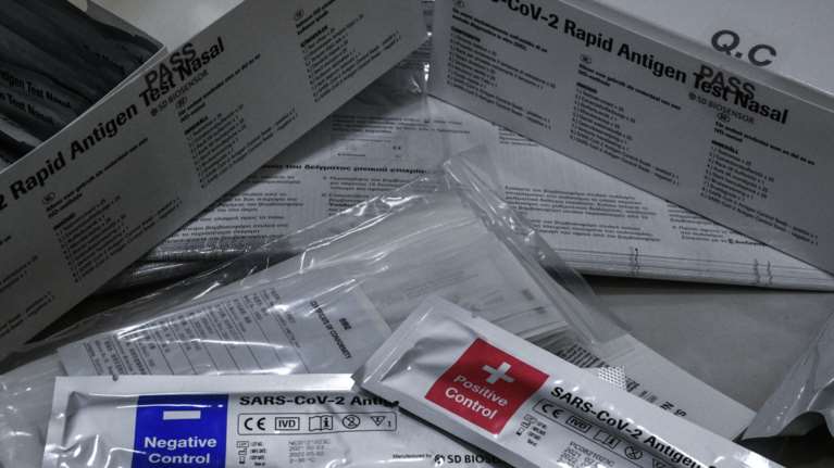 Υποχρεωτικά στο Δημόσιο τα self test από τη Μ. Δευτέρα: Εξαιρούνται κληρικοί, πανεπιστημιακοί - Μικρή περίοδος χάριτος