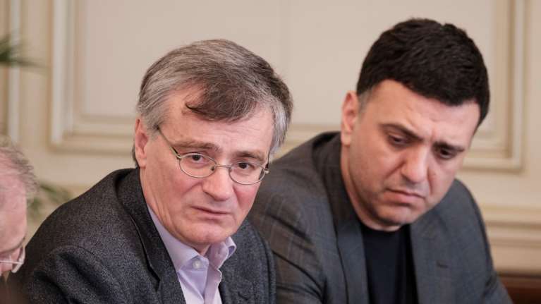 Υμνοι της Die Zeit για τον Σωτήρη Τσιόδρα: Ο διεθνούς φήμης γιατρός που βρίσκεται πίσω από την ελληνική επιτυχία