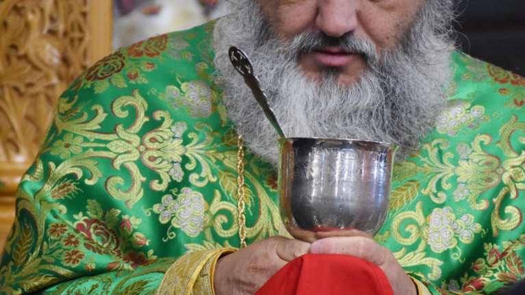 Ο Χαρδαλιάς ζήτησε παρέμβαση Εισαγγελέα για ιερείς που κοινωνούσαν πιστούς σε Κουκάκι και Κέρκυρα