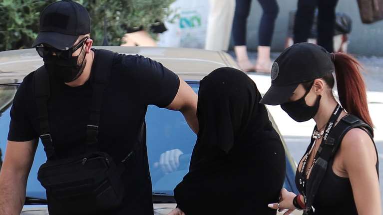 Επίθεση με βιτριόλι: Η 35χρονη πήγε στον ανακριτή ντυμένη στα μαύρα και καλυμμένη με μαντήλι  [εικόνες]