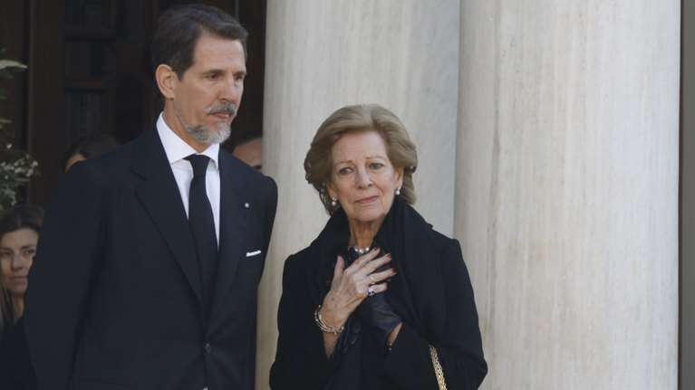 Τα δάκρυα και η αποθέωση της Αννας - Μαρίας έξω από τη Μητρόπολη - Η συγκινητική ιστορία πίσω από το στεφάνι της