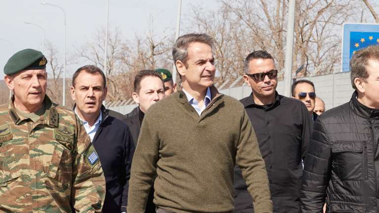 Νέες δημοσκοπήσεις: Σωστή η αντίδραση της κυβέρνησης στο προσφυγικό - &quot;Ναι&quot; των πολιτών στα κλειστά σύνορα