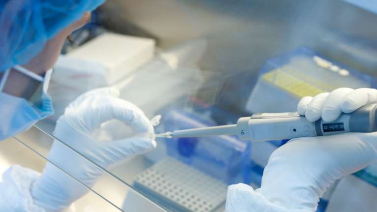 Κορονοϊός - Ανατροπή από την ευρωπαϊκή φαρμακοβιομηχανία: Αδύνατο να προβλέψουμε πότε θα βγει το εμβόλιο