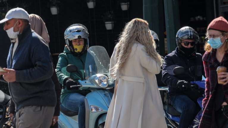 Κορονοϊός: 884 νέα κρούσματα την Κυριακή - 25 θάνατοι, 326 οι διασωληνωμένοι