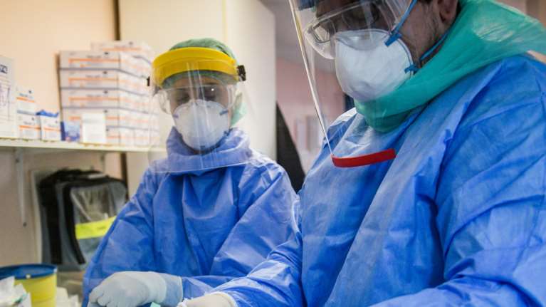 Κορονοϊός: &quot;Μαύρη&quot; Παρασκευή με 98 θανάτους και 612 διασωληνωμένους - Πέφτουν τα νέα κρούσματα με 1.667  σε μια μέρα