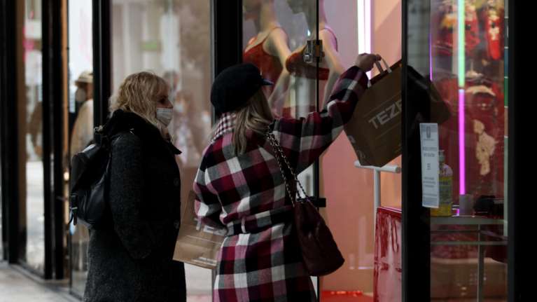 Το σχέδιο για την άρση του lockdown: 22 Μαρτίου τα μαγαζιά - Ακολουθούν τα σχολεία - Στις 12 Απριλίου η εστίαση μόνο έξω