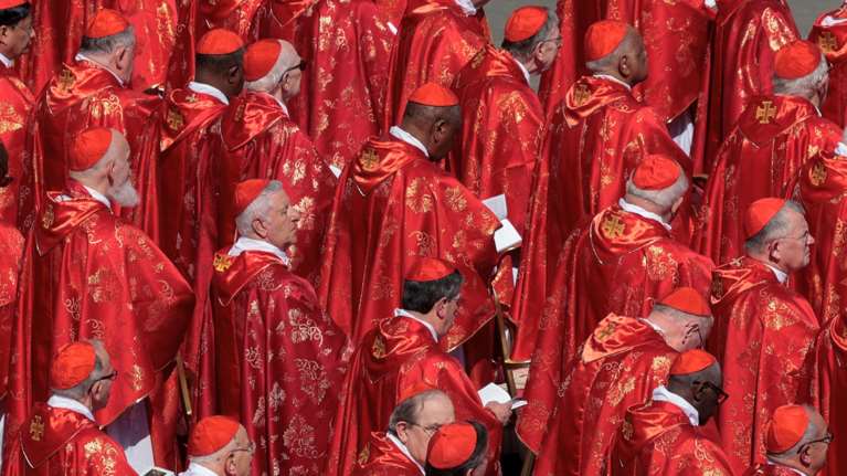 Το Κονκλάβιο των Καρδιναλίων ετοιμάζεται να εκλέξει νέο πάπα - Οι τάσεις και οι πιθανοί διάδοχοι
