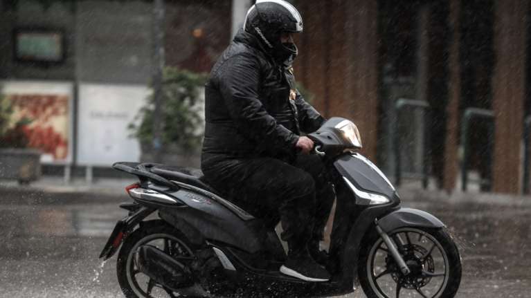 Καιρός: Βροχές, καταιγίδες αλλά και άνοδος της θερμοκρασίας