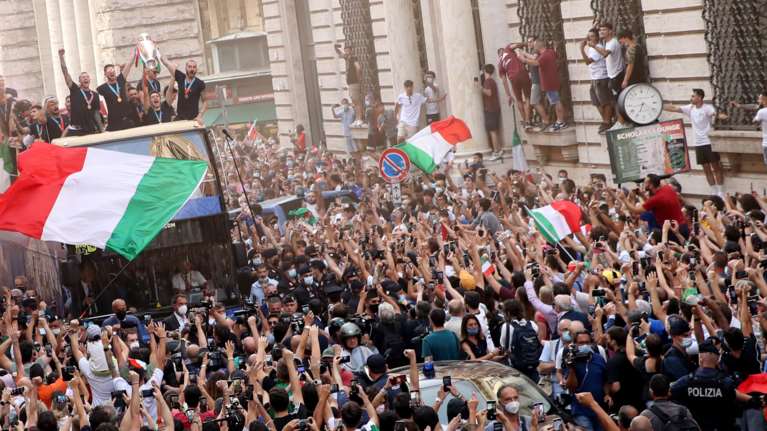 &quot;Χάθηκε η μπάλα&quot; στη Ρώμη: Χιλιάδες αποθέωσαν τους Πρωταθλητές Ευρώπης σε έναν...σύντομο &quot;γύρο του θριάμβου&quot;  [Εικόνες]