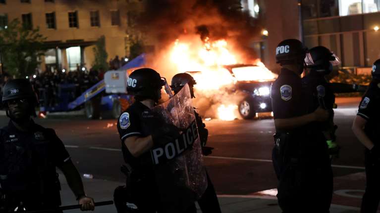 Τζόρτζ Φλόιντ: &quot;Φλέγονται&quot; οι ΗΠΑ από τα επεισόδια - Απαγόρευση κυκλοφορίας σε πολλές μεγάλες πόλεις