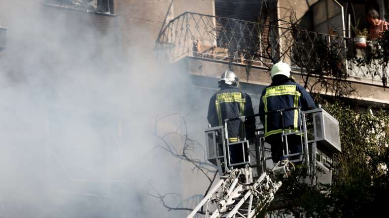Φωτιά σε κατάστημα με φιάλες υγραερίου στην Αχαρνών: Συνεχείς εκρήξεις - Διακοπή της κυκλοφορίας [εικόνες-βίντεο]